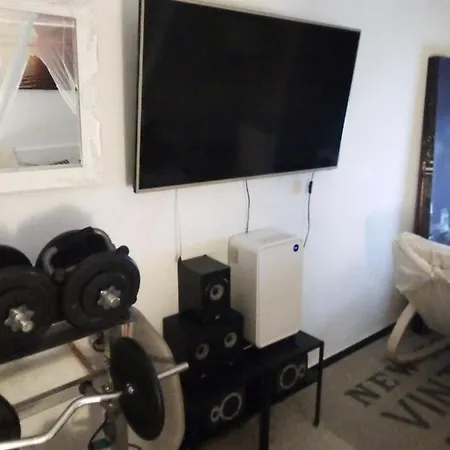 Elegant Private Basement In The 招待所